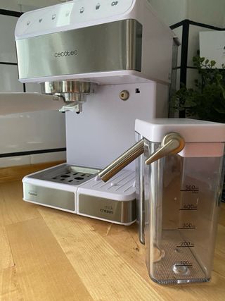 Cafetera Cecotec Semiautomática blanca