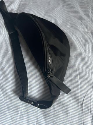 Riñonera negra de nylon