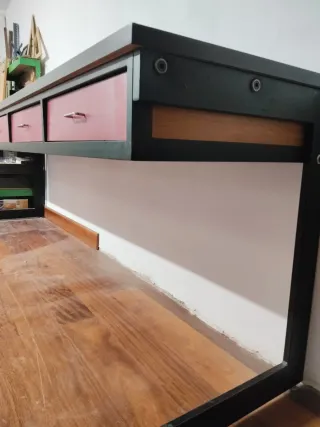 Mesa de laboratorio escolar negra y granate