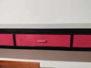 Mesa de laboratorio escolar negra y granate