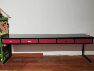 Mesa de laboratorio escolar negra y granate