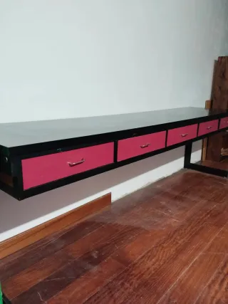 Mesa de laboratorio escolar negra y granate