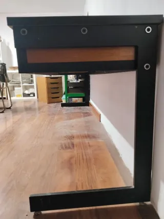 Mesa de laboratorio escolar negra y granate