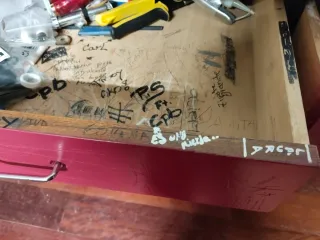 Mesa de laboratorio escolar negra y granate