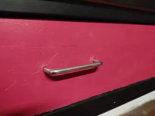 Mesa de laboratorio escolar negra y granate