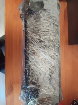 Autorradio CD y teléfono comandable desde volante.