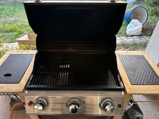 Barbacoa Naterial a gas negra y marrón