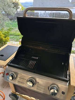 Barbacoa Naterial a gas negra y marrón