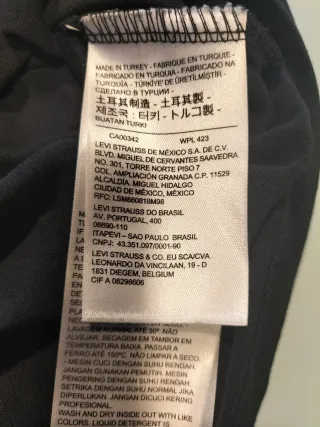 T-shirt Levi's nera con logo arcobaleno