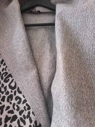 Abrigo con estampado animal print