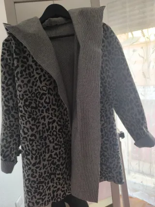 Abrigo con estampado animal print