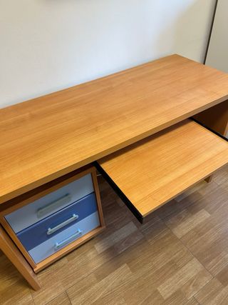 Scrivania in legno con cassetti e ripiano