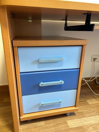 Scrivania in legno con cassetti e ripiano