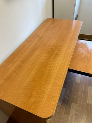 Scrivania in legno con cassetti e ripiano