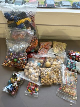 Lote de abalorios y hilos para manualidades