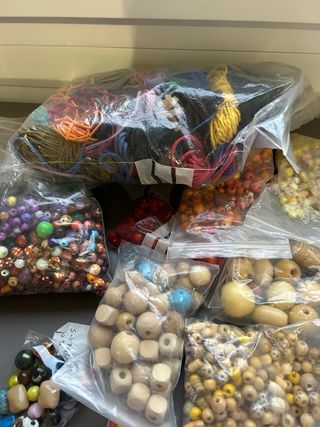 Lote de abalorios y hilos para manualidades