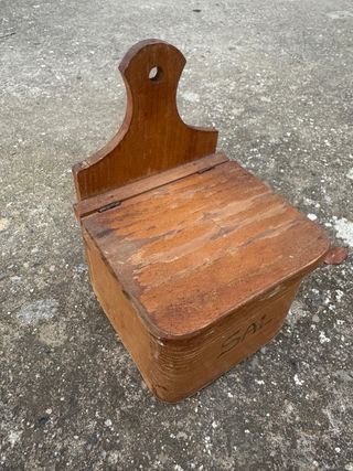 Salero antiguo de madera