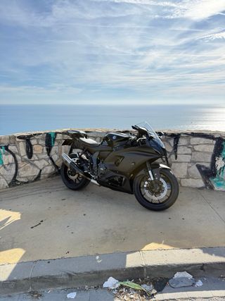 Moto deportiva negra