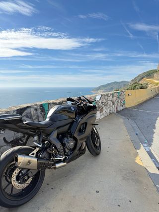 Moto deportiva negra