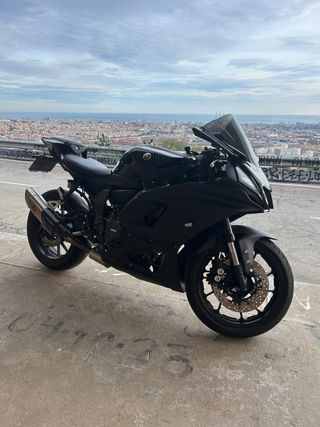 Moto deportiva negra
