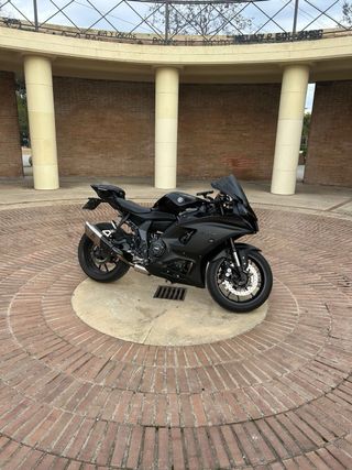 Moto deportiva negra