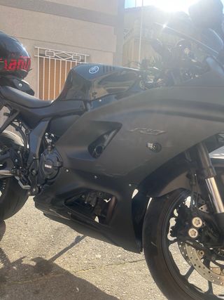 YAMAHA R7 2025