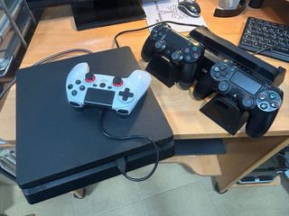 PS4 500 GB con 3 mandos