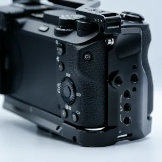 Sony A6700 + SmallRig Cage