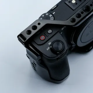 Sony A6700 + SmallRig Cage