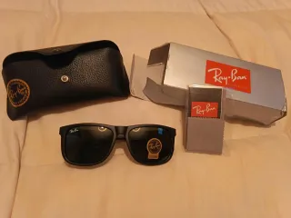 Gafas de sol Ray-Ban negras. Lentes verde