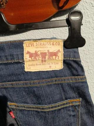 Pantalón Levi's 504 Azul Oscuro . Talla 33