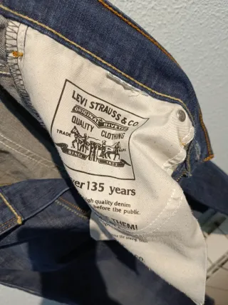 Pantalón Levi's 504 Azul Oscuro . Talla 33