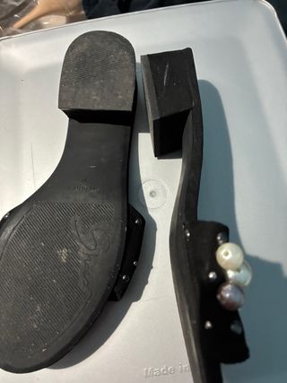 Sandalias Bershka negras con perlas