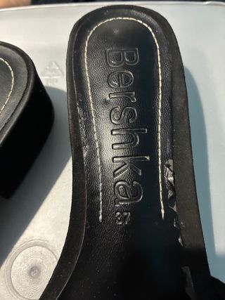 Sandalias Bershka negras con perlas