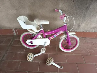 Bicicleta infantil rosa con ruedines