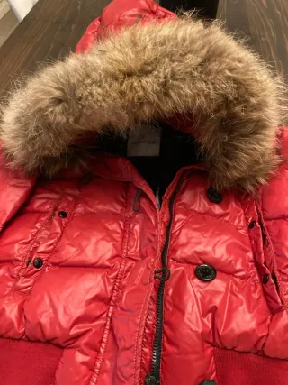 Moncler Piumino Rosso con Cappuccio Pelliccia