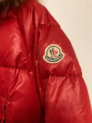 Moncler Piumino Rosso con Cappuccio Pelliccia