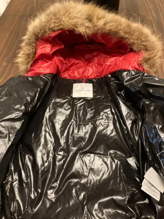 Moncler Piumino Rosso con Cappuccio Pelliccia