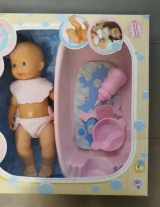 Muñeca bebé con accesorios de baño