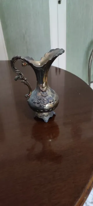 Jarrón de bronce decorativo