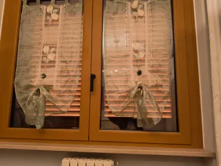 Coppia tendine a vetro per finestre corte