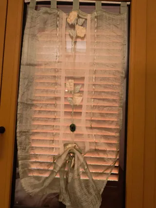 Coppia tendine a vetro per finestre corte