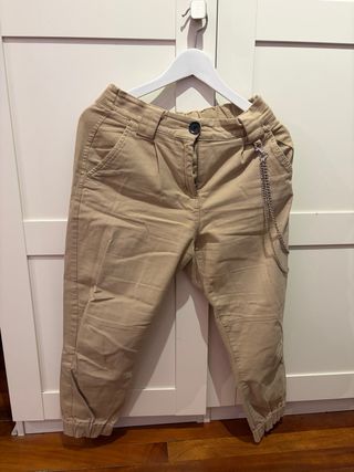 Pantalón cargo beige con cadena