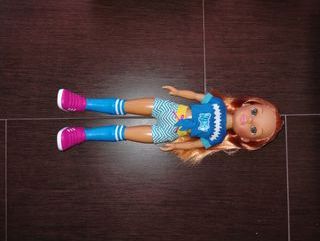 Nancy con Hoverboard y Casco