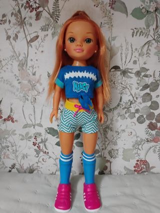 Nancy con Hoverboard y Casco