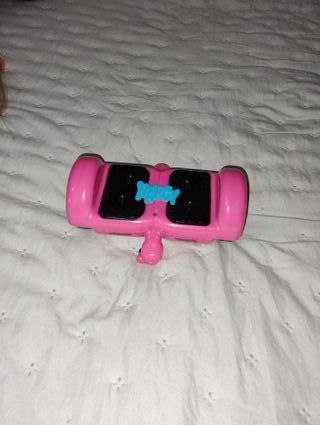 Nancy con Hoverboard y Casco