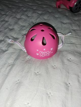 Nancy con Hoverboard y Casco