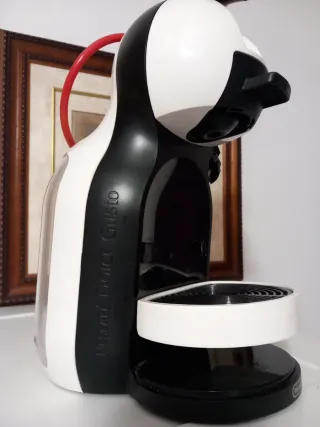 Cafetera Dolce Gusto Negra y Blanca