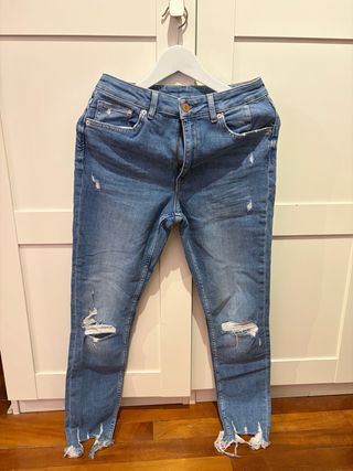 Pantalón vaquero desgastado mujer