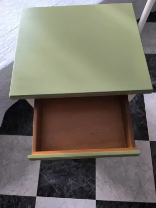 Mesita de noche madera verde y beige